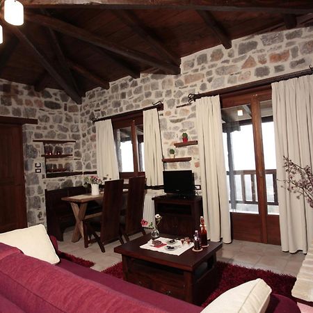 Efharis Filoxenon Apartment Фенеос Екстериор снимка