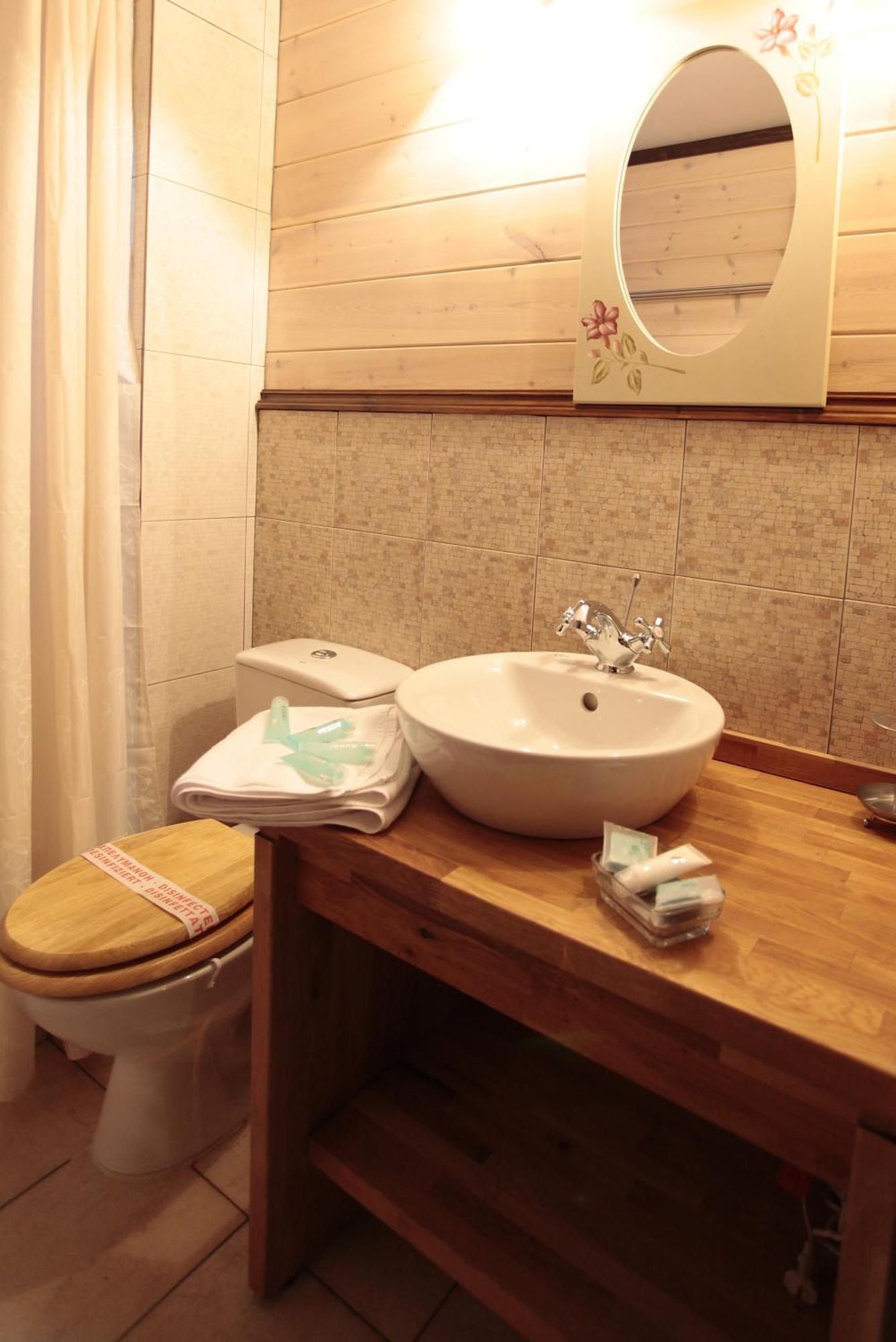 Efharis Filoxenon Apartment Фенеос Екстериор снимка
