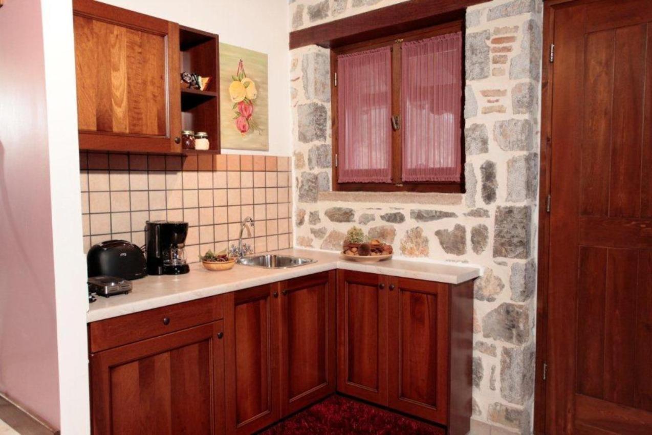Efharis Filoxenon Apartment Фенеос Екстериор снимка
